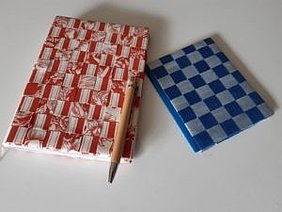 Geflochtenes Notizbüchlein Ein rotes und ein blaues, etwas kleineres Notizbuch, deren Umschläge selbst geflochten sind