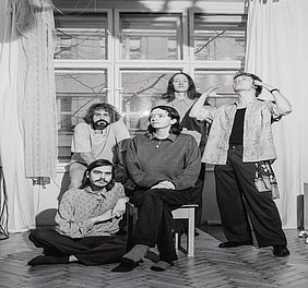 Ida The Young Die fünfköpfige Band Ida The Young als Bandshooting in schwarz-weiß