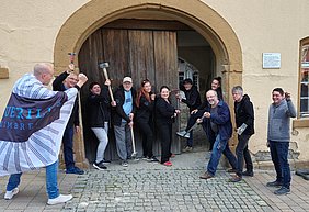Guerilla Verein erobert die Schlüssel des Seifferts Hauses Zehn Personen des Guerilla Vereins Helmbrechts stehen vor dem Tor zum Innenhof des Seifferts-Hauses und erobern die Schlüssel von Eigentümer Felix Bär.