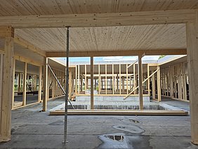 Blick von in den ersten Lichthof der neuen Kindertagesstätte Das Holzständergerüst der neuen evangelischen Kindertagesstätte in der Schwarzenbacher Straße
