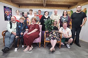 Theaterfreunde Oberweißenbach Die vierzehnköpfige Gruppe der Theaterfreunde Oberweißenbach zum Gruppenbild auf der Bühne für ihr neues Stück "Was macht der Goldfisch in der Fahrschule"