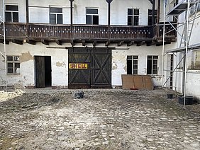 Blick in den Innenhof des Seifferts Hauses Heller Innenhof des ortsprägenden Seifferts Hauses mit Baugerüst