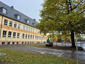 Mittelschule Helmbrechts Gebäudeansicht der Mittelschule Helmbrechts im Herbst
