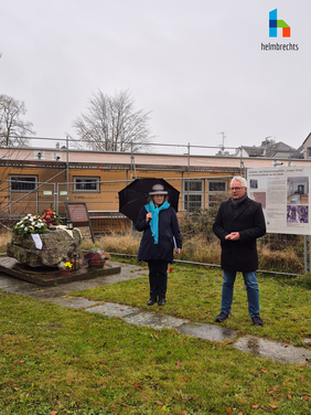 Diakonin Twisselmann und Bürgermeister Pöhlmann Diakonin Twisselmann und Helmbrechtser Bürgermeister Pöhlmann bei ihren Ansprachen zum Gedenken der Pogromnacht vor dem Gedenkstein am Helmbrechtser Friedhof.