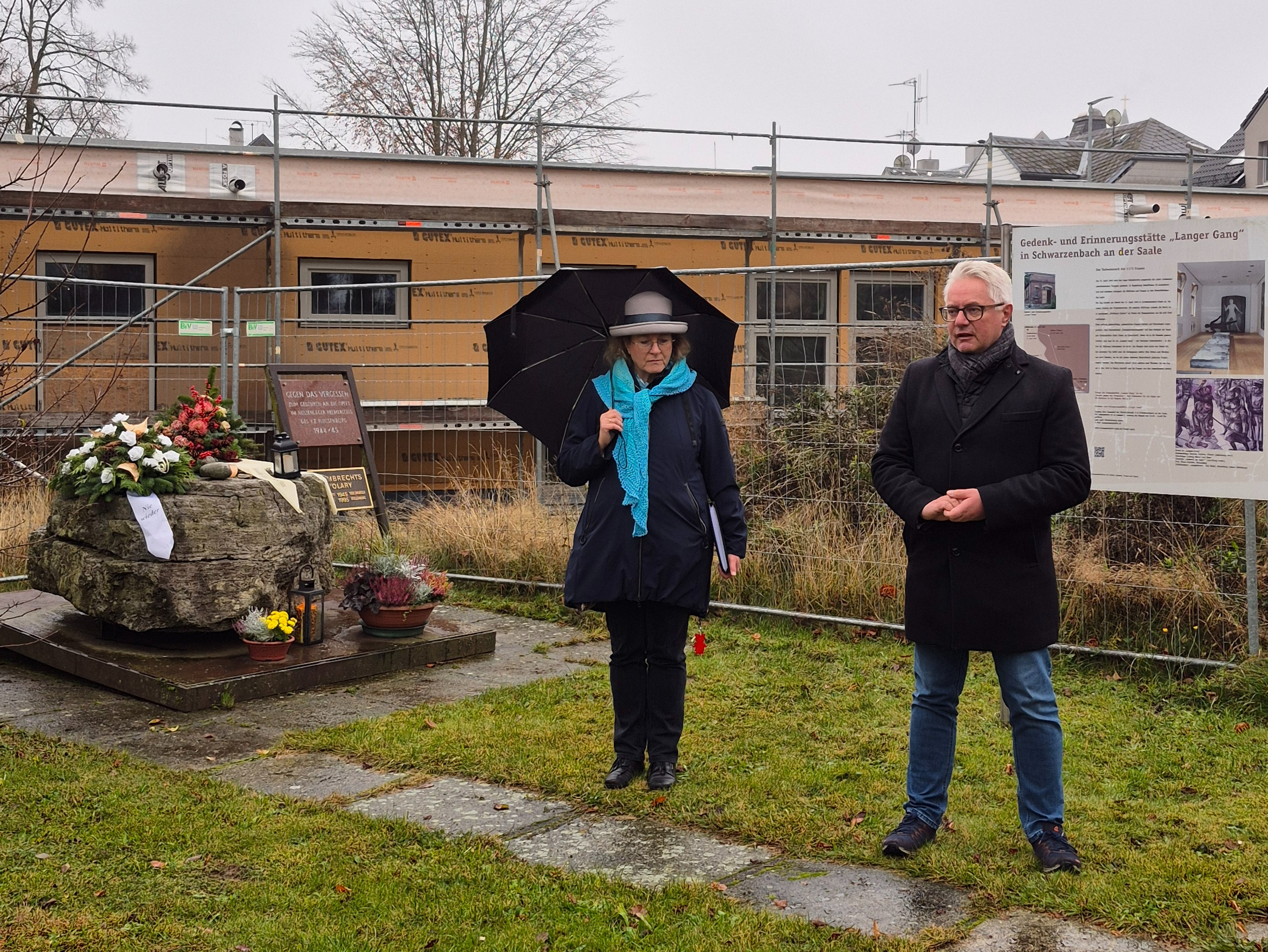 Diakonin Twisselmann und Helmbrechtser Bürgermeister Pöhlmann bei ihren Ansprachen zum Gedenken der Pogromnacht vor dem Gedenkstein am Helmbrechtser Friedhof.