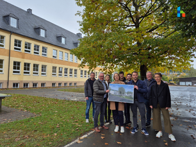 Startschuss zur Schulsanierung Vertreter der Stadt Helmbrechts und Projektbeteiligte bei einem Gruppenfoto auf dem gemeinsamen Schulhof zwischen Mittelschule und Grundschule Helmbrechts