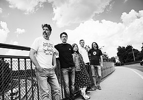 The Green Apple Sea Die fünfköpfige Band bei einem Shooting auf einer Brücke in schwarz-weiß