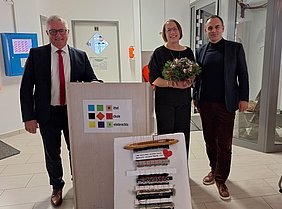 Zur Amtseinführung von Schulleiterin Susanne Marek Neue Schulleiterin der Mittelschule Helmbrechts bei ihrer Amtseinführung zwischen dem Helmbrechtser Bürgermeister und dem Schulamtsdirektor. Sie hält einen Blumenstrauß in der Hand