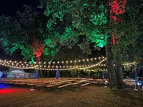 Bunter Biergarten zum Helmbrechtser Wiesenfest 2025