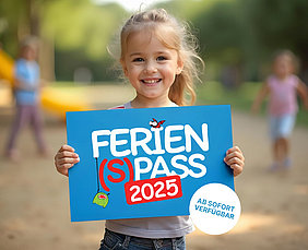 Ferienpass 2025 Ein Kind hält ein blaues Plakat mit der Aufschrift "Ferienpass 2025" in den Händen.