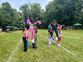 Sechs Mädchen der Mittelschule Helmbrechts versuchen sich auf der grünen Festwiese des Wiesenfestplatzes an zwei Personenpyramiden des Cheerleading