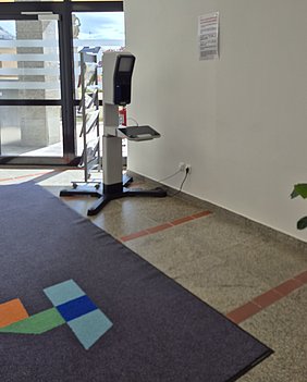 PointID® im Eingangsbereich des Bürgerbüros Das PointID System im hellen Eingangsbereich des Helmbrechtser Rathauses vor dem Bürgerbüro. Auf dem Boden liegt ein dunkler Teppich mit dem bunten h-Logo.
