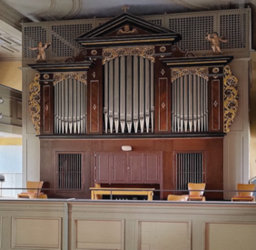 Orgel in der Johanniskirche Braune Orgel in der evangelisch-lutherischen Kirchengemeinde