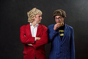 Zärtlichkeiten mit Freunden Das Kasparett-Duo Zärtlichkeiten mit Freunden in ihrer Verkleidung als Ines Fleiwa und Cardula Zwischenfisch.