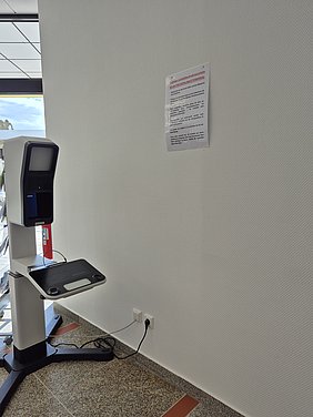 PointID® System Das PointID® System steht vor der weißen Wand mit Anleitungszettel im Eingangsbereich vor dem Bürgerbüro im Helmbrechtser Rathaus.