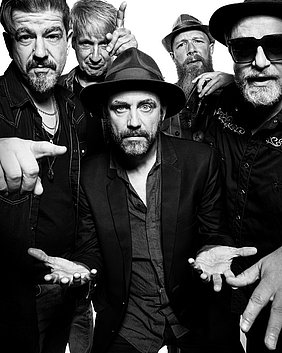 Ellis Mano Band Schwarz-Weiß-Foto der fünfköpfigen Ellis Mano Band