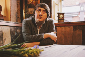 John Blek Singer-Songwriter John Blek beim Shooting auf einer Holzeckbank