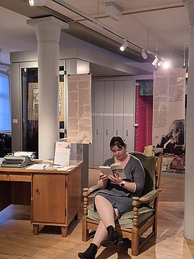 Lena Grießhammer liest "Die Boutzelkouh" Leiterin des Textilmuseums sitzt auf dem original Sessel von Otto Knopf und liest zur Vernissage der Sonderausstellung seiner Ehren das Gedicht die Boutzelkouh