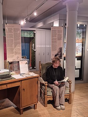 Ulrike Oelschlegel liest die Geschichte "Der kleine Laden" Eine Frau sitzt auf dem original Sessel von Otto Knopf und liest zur Vernissage der Sonderausstellung seiner Ehren die Geschichte der kleine Laden