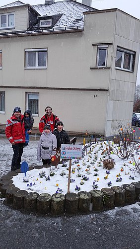 Osterdeko der Wasserwacht Helmbrechts am Brunnen an der Erbstraße bei Schnee