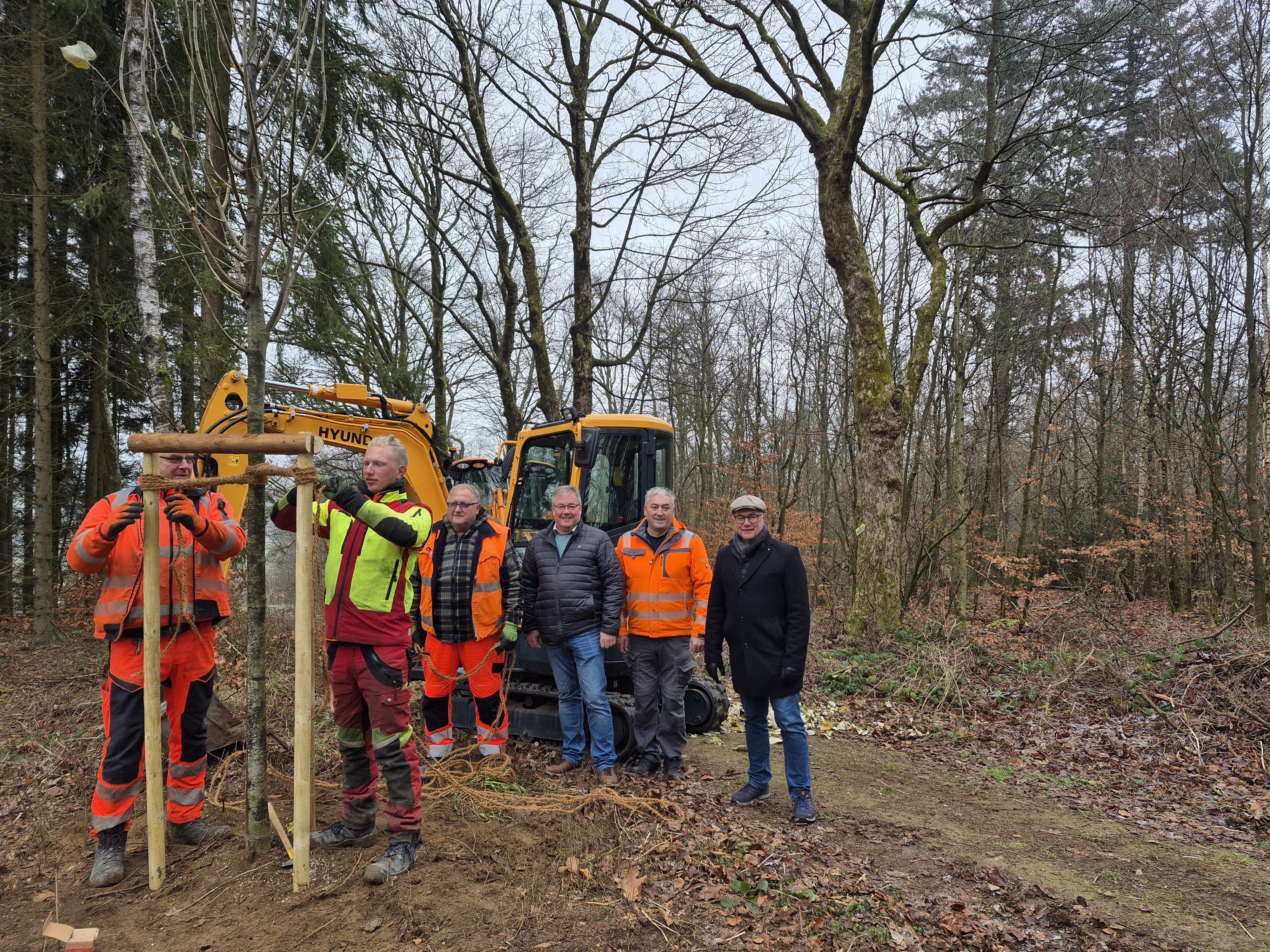 Gruppenbild der Bauhofsmitarbeiter und deren Leiter, Stadtbaumeister und Bürgermeister der Stadt Helmbrechts am Kirchberg