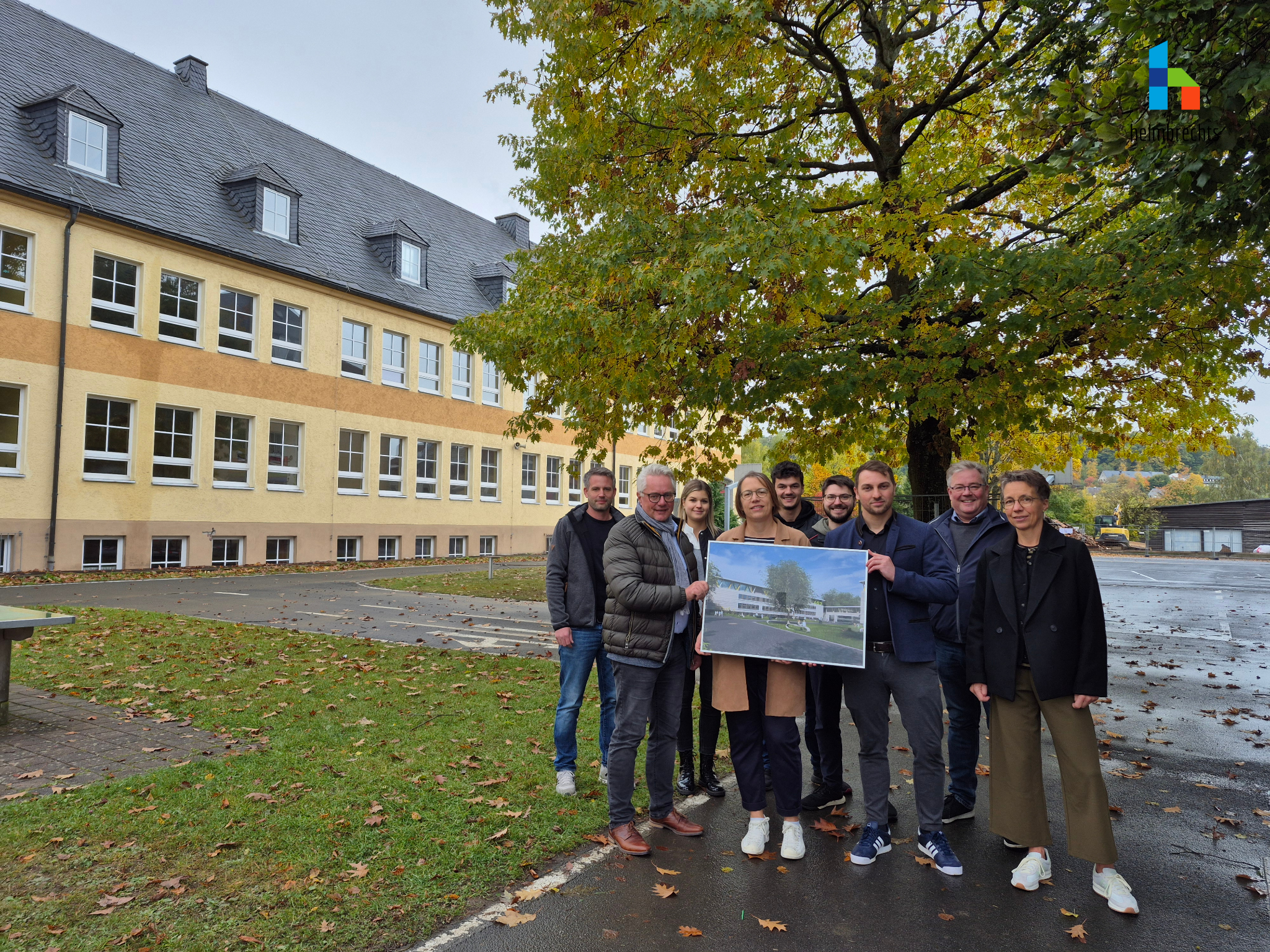 Vertreter der Stadt Helmbrechts und Projektbeteiligte bei einem Gruppenfoto auf dem gemeinsamen Schulhof zwischen Mittelschule und Grundschule Helmbrechts
