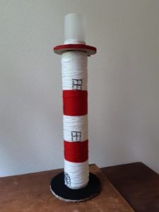 Selbstgebastelter Leuchtturm Ein rot-weißer, selbstgebastelter Leuchtturm mit 3 aufgemalten Fenstern