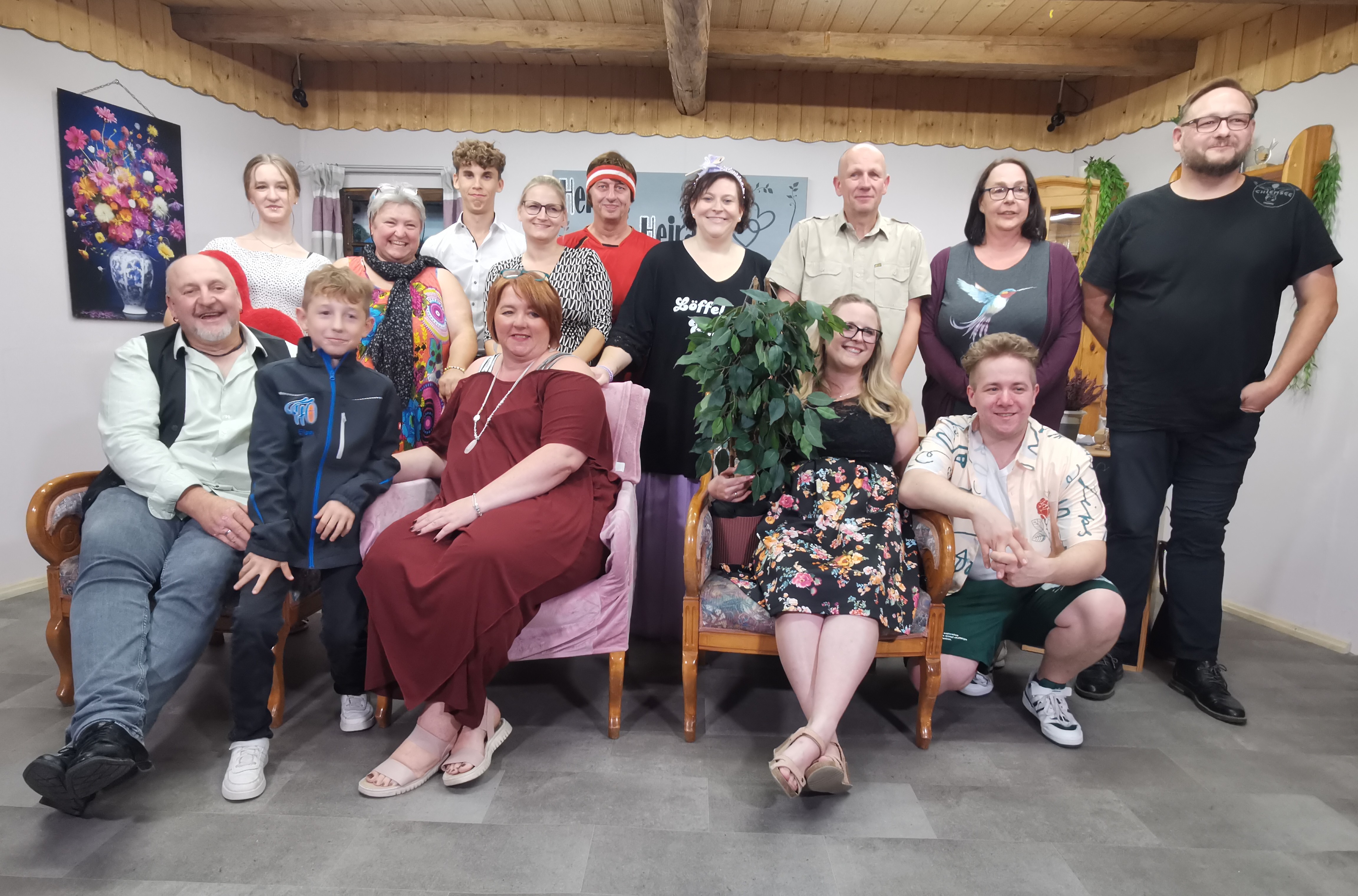 Die vierzehnköpfige Gruppe der Theaterfreunde Oberweißenbach zum Gruppenbild auf der Bühne für ihr neues Stück "Was macht der Goldfisch in der Fahrschule"