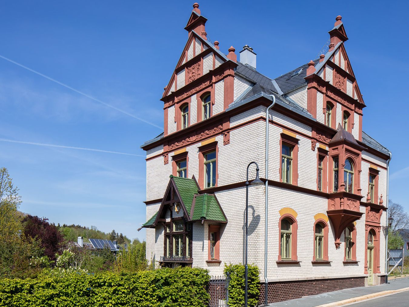 Villa Pitrroff, 1904 erbaut.  Zweigeschossiger traufständiger Massivbau mit Ziergiebeln und Erkern, weiß glasierter Klinkerfassade und einer Gliederung aus rotem Zementstein. Eine besondere Betonung erhält das Baudenkmal durch den reich ausstaffierten Erker aus rotem Zementstein im Obergeschoss. Den Hauseingang schmückt ein ornamentaler Steinzeugbelag. Im Inneren überrascht die noch weitgehend erhaltene vom Jugendstil geprägte Originalausstattung.